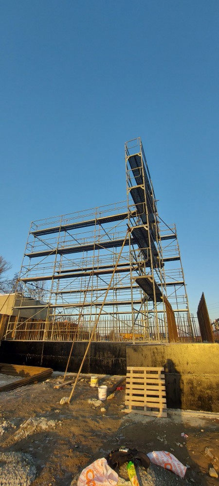 Rámové lešení na stavbě mostu Bludovského obchvatu